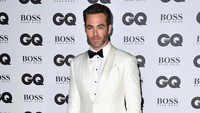 Aktor berusia 36 tahun itu tampil necis dengan setelan jas putih, celana hitam dan tambahan dasi kupu-kupu berwarna hitam. Gareth Cattermole/Getty Images/detikFoto.