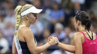 Sevastova, petenis Latvia pertama yang mencapai perempatfinal grand slam, mengalami keseleo di engkelnya saat mencoba mengejar bola di servis pertama Wozniacki. Sejak saat itu, Sevastova kesulitan mengimbangi Wozniacki kendati tetap menunjukkan semangat juang hingga laga usai. Jerry Lai-USA TODAY Sports.