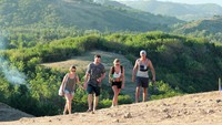 Foto: Saat sore hari, kecantikan Bukit Merese pun semakin terasa. Latar sunset yang berpadu dengan Pohon Galau dan suasana di sekitar, menambah syahdu suasana (Randy/detikTravel)