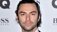 Pria peraih Best TV Actor itu tampil dengan berewok tipis dan rambut diikat. Gareth Cattermole/Getty Images/detikFoto.