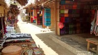 Desa Sade di Lombok Tengah pun tidak ikut ketinggalan dalam vlog terbaru Jokowi. Mengunjungi desa adat ini, traveler bisa belajar banyak tentang budaya suku Sasak yang adalah asli Lombok. Kawasan Mandalika memang indah bukan main (Roberto Tambunan/dTraveler)