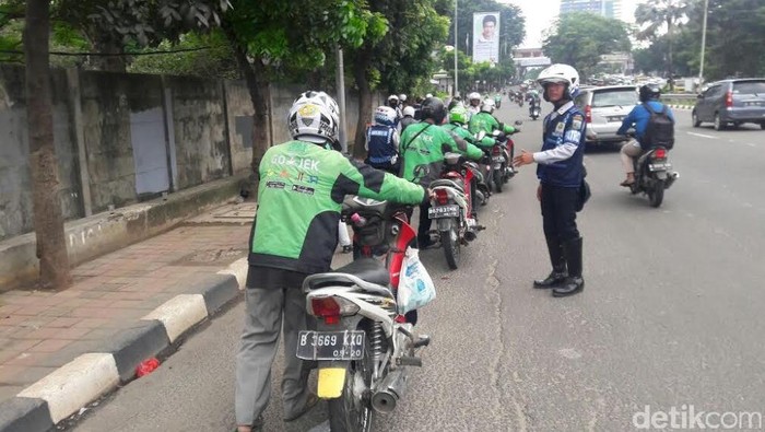 Ojek Online yang Parkir Sembarangan di Ruas Cassablanca Tebet Digembosi Dishub