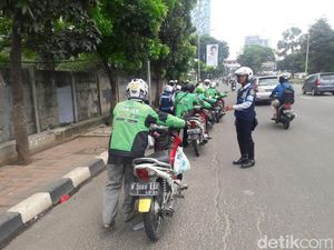 Ojek Online yang Parkir Sembarangan di Ruas Cassablanca Tebet Digembosi Dishub