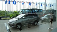 Sejumlah bus charteran milik pihak PATA serta kendaraan pribadi atau sewaan yang tengah drop off di lobi 5 ICE BSD. Delegasi pun bisa memanfaatkan fasilitas tersebut (Randy/detikTravel)
