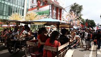 Beberapa demonstran datang dengan menggunakan andong.