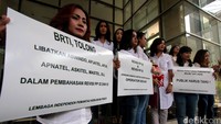 Demonstran membentangkan poster-poster tuntutan.