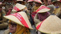 Sebagian pendemo sedang beristirahat.
