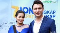 Titi dan Christian nampak tampil  dengan busana berwarna biru. Pool/Palevi S/detikFoto.