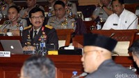 Selama uji di Komisi I DPR, Budi Gunawan didampingi beberapa petinggi Polri. Di antaranya adalah Kalemdikpol Komjen Syafruddin, Kabarhakam Komjen Putut Eko Bayuseno, Kadiv Propam Irjen M Iriawan, Kadiv Humas Polri Irjen Pol Boy Rafli, dan lainnya. Ada pula Kepala BNN Komjen Budi Waseso.