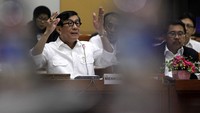 Yasonna terus mendapat interupsi, termasuk dari anggota Komisi III Supratman Andi. Masalah status Arcandra kembali dicecar.