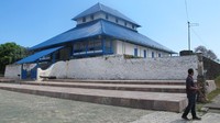 Foto: Masjid Agung Keraton hanya dibuka saat waktu salat lima waktu saja. Traveler bisa masuk dan foto-foto. Arsitekturnya masih asli dengan banyak tiang (Afif/detikTravel)