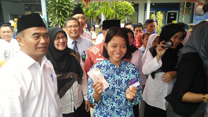 Pastikan KIP Sampai ke Siswa, Mendikbud Distribusikan Langsung ke Bengkulu