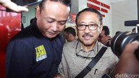 Ary Suta hanya bungkam saat ditanya wartawan.