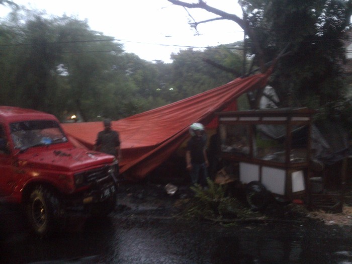Mobil Katana Dikemudikan Pelajar di Bandung Seruduk Dua Gerobak