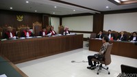 Edy didakwa menerima uang sekitar Rp 2,32 miliar untuk pengurusan berbagai perkara dan Rp 1,5 miliar di antaranya untuk Nurhadi.