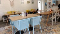 Twin House tidak hanya memiliki tempat piknik di area halamannya. Akan tetapi juga di bagian dalamnya memiliki interior yang cantik.