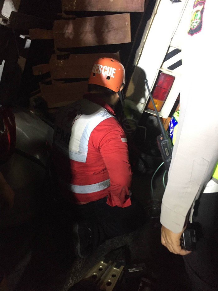 Petugas Beri Oksigen ke Pemotor yang Terjepit Truk di Pulogadung