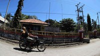 Pulau Medang yang berada di Kabupaten Sumabawa Nusa Tenggara Barat, penduduknya di huni oleh suku Bajo yang menyandarkan kehidupannya dengan menjadi nelayan. Agus Trimukti/Humas PLN.
