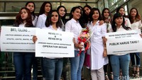 Belasan wanita cantik yang berunjukrasa ini tergabung dalam Lembaga Independen Pemantau Kebijakan Publik (LIPKP).