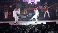 Kangen, Terlalu, Terdiam dan Mendekat Melihat Mendengar menjadi pemanasan dengan musik yang lebih up beat.