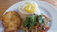 Nasi yang pulen hangat disajikan dengan cincangan daging ayam bersiram sambal matah, bakwan jagung dan telur ceplok.