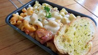 Macaroni diracik dengan dua campuran saus yaitu pure tomat homemade dan saus bechamel. Disajikan dengan garlic bread.