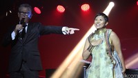 Foster juga memuji penampilan Dira saat membawakan tiga lagu tersebut.