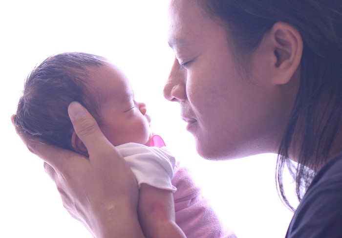 Foto close up di jendela seperti ini bisa dilakukan untuk menyiasati keterbatasan ukuran ruangan. ISO 1250, f/3, speed 1/125. (Foto: Roslina) Foto close up di jendela seperti ini bisa dilakukan untuk menyiasati keterbatasan ukuran ruangan. ISO 1250, f/3, speed 1/125. (Foto: Roslina)
