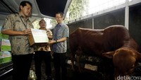 Chief Executive Officer Astra Credit Companies (ACC) Jodjana Jody (kiri) menyerahkan secara simbolis paket Superkurban di Jakarta, Kamis (8/9/2016).