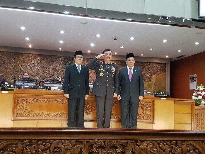 Hormat Calon Kepala BIN Budi Gunawan di Paripurna DPR
