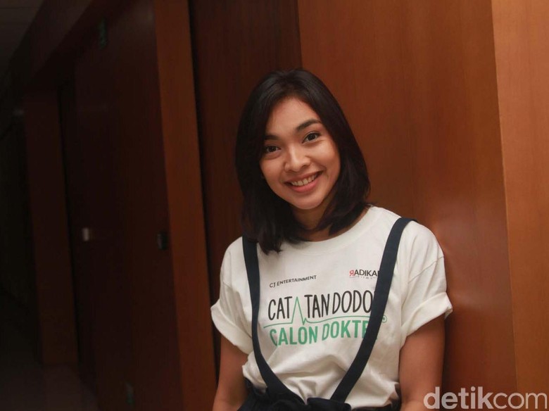 Main Film Catatan Dodol Calon Dokter, Tika Bravani Teringat Ibunda Main Film Catatan Dodol Calon Dokter, Tika Bravani Teringat Ibunda