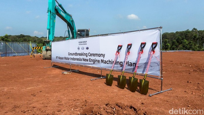 PT. Nissan Motor Indonesia (NMI) telah memulai pembangunan pabrik baru yang akan memproduksi mesin dan transmisi di Indonesia. Seremoni peletakan batu pertama dilakukan di lokasi yang berada dalam area pabrik NMI yang sudah ada sebelumnya di Purwakarta. Kehadiran pabrik baru dengan tambahan investasi 3,4 milyar yen ini merefleksikan komitmen Nissan terhadap pasar Indonesia.

 

Pabrik baru ini akan dibangun di atas lahan seluas 3.000 m2, dan nantinya akan diisi dengan line produksi engine machining, yang nantinya memungkinkan NMI untuk memproduksi mesin dan transmisi secara lokal. Total kapasitas produksi dari pabrik ini akan mencapai 96.000 unit per tahun. Rencananya, pabrik akan mulai beroperasi pada September 2017 mendatang.