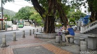 Egg tart bisa langsung dinikmati di bangku-bangku di pinggir jalan sekitar Coloane Village. Suasana desa tidak terlalu ramai jadi traveler bisa bersantai di sini (Kurnia/detikTravel)