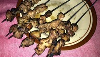 Seporsi sate klatak berisi 2 tusuk sate. Potongan daging kambingnya begitu empuk dengan cita rasa gurih garam. Dimakan dengan gule, rasanya makin sedap.