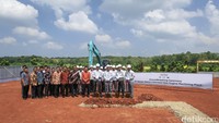Jajaran manajemen Nissan Motor Indonesia usai melakukan seremoni peletakan batu pertama di lokasi. Foto: Nissan