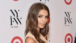 Wow, Emily Ratajkowski Pamer Lekuk Tubuh