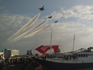 Fly Pass Sukhoi dan Penerjun Payung Meriahkan Pembukaan Festival F8 Makassar