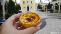 Kalau mampir ke Coloane Village, jangan lupa mencicipi egg tart yang populer di Macau. Egg tart bisa dibeli di toko kue Lord Stow (Kurnia/detikTravel)