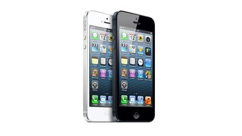 iPhone 5 dirilis 21 September 2012. Apple kembali merombak desain ponselnya. Bodinya berbalut metal, memiliki port lightning dan  mengusung layar lebih lebar, yakni 4 inch. Foto: Apple