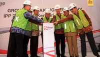 Project Manager PT DSSP Power Kendari Awaludin Latif, Wakil Gubernur Sulawesi Tenggara Saleh Lasata, Kasubdit Kelaikan Instalasi Ketenagalistrikan ESDM Agus Bahagianto, President Director PT Dian Swastatika Sentosa Tbk Krisnan Cahya, DSSP Power Sanjay Jalali, dan Kepala Satuan IPP PLN Hernadi Buhron menekan tombol sirine tanda dimulainya peletakan batu pertama pembangunan fisik PLTU Kendari.