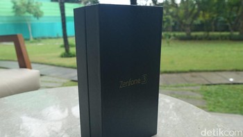 Inilah wujud boks kemasan Asus Zenfone 3 reguler. Foto: detikINET/Fino Yurio Kristo