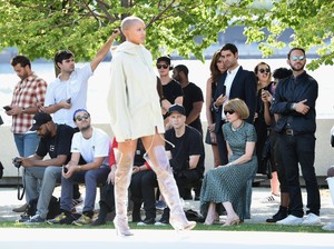 Model Tumbang Warnai Fashion Show Kanye West di New York Fashion Week