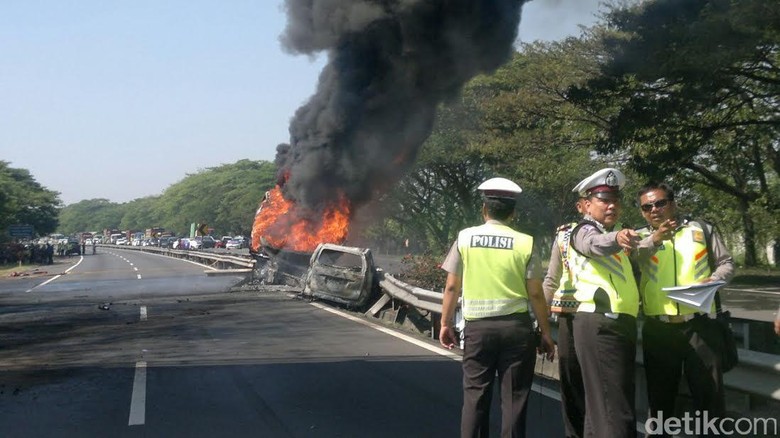 Minibus Terbakar di Tol JORR Arah Pasar Rebo Minibus Terbakar di Tol JORR Arah Pasar Rebo