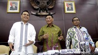 (Ki-ka) Wagub Kalimantan Selatan Rudi Resnawan, Wakil Ketua DPD Farouk Muhammad, dan Wagub Kalimantan Tengah Habib Said Ismail berbincang usai rapat kerja.