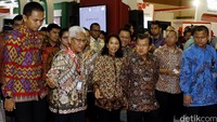Jusuf Kalla berkeliling dengan didampingi Rini Soemarno dan beberapa pimpinan BUMN.