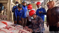 Eko Putro Sandjojo mengecek beras di pabrik penggilingan. Ist/Kemendes.