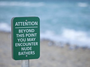 Kontroversi Wisata Dewasa: Dari Pantai Nudis Sampai Resor Tukar Pasangan