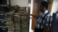 Di ruang perpustakaan, koran-koran tertumpuk begitu saja. Kardus-kardus berisi buku yang belum disusun di rak buku juga tertumpuk di sudut ruangan.
