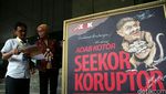 Aktivis Serahkan Lukisan Koruptor ke KPK