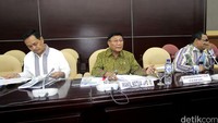 Wakil Ketua DPD RI Farouk Muhammad memimpin rapat kerja.